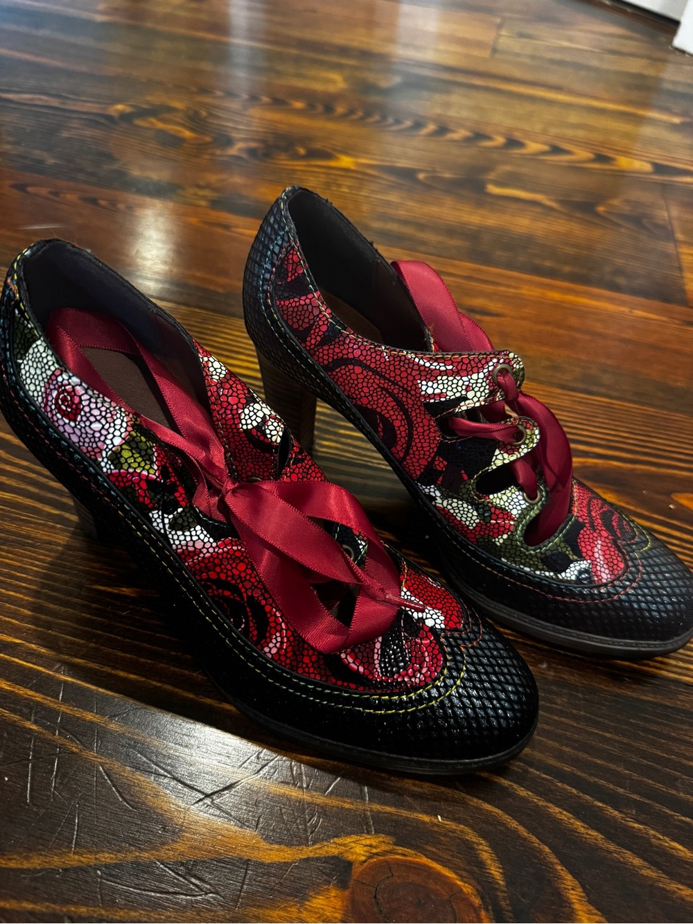 Women’s Socofy Black/Red Vintage Lace Up Snakeskin Pumps Size 38